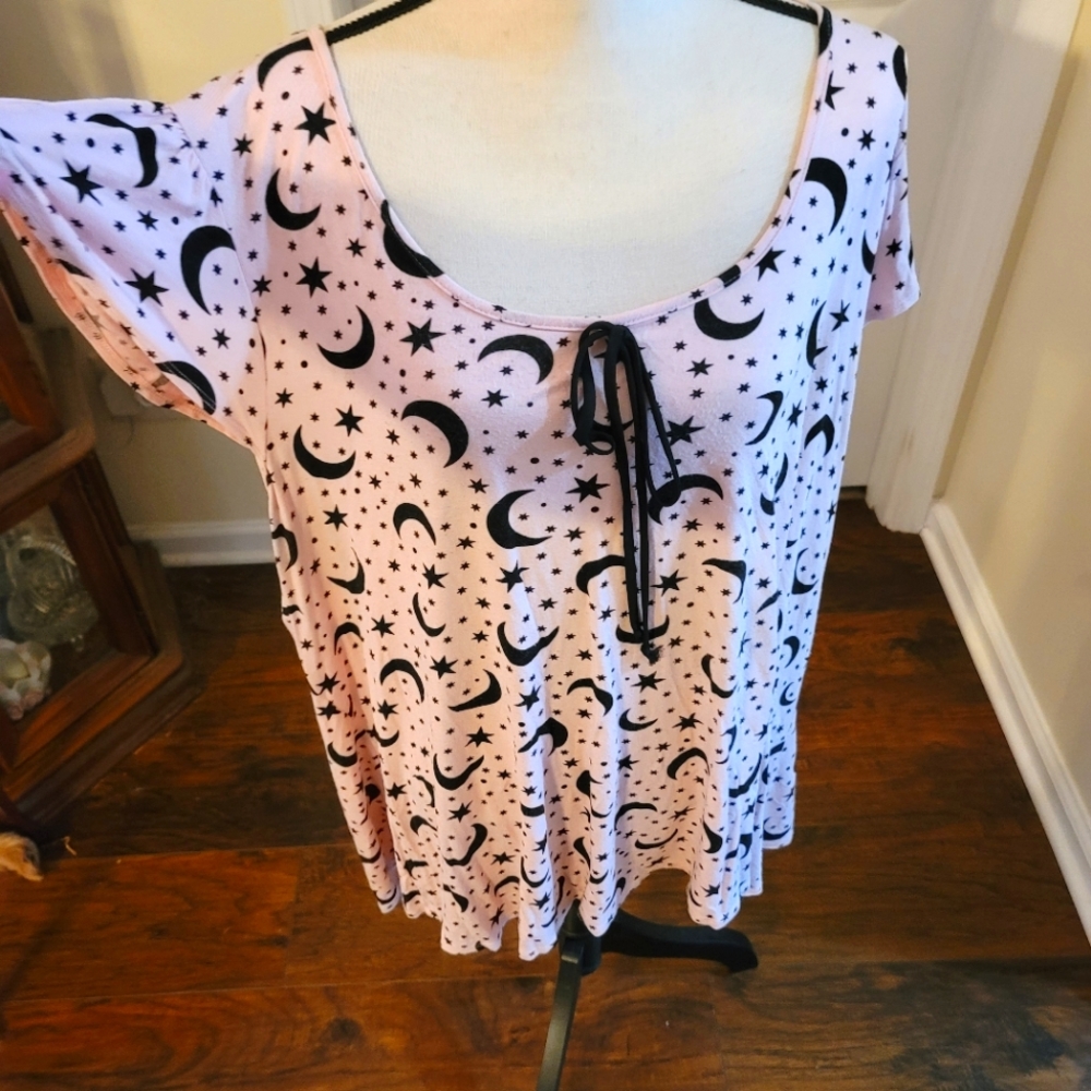 Hot topic  Black Hour size 4 shirt. Pink with black moons
